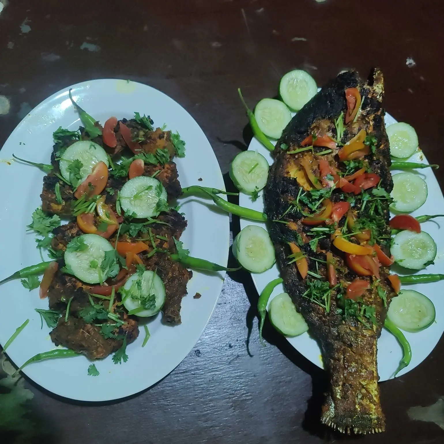 শসা আর কাঁচামরিচ দিয়ে সাজানো মাছ ভাজা ও মসলাদার মাছ