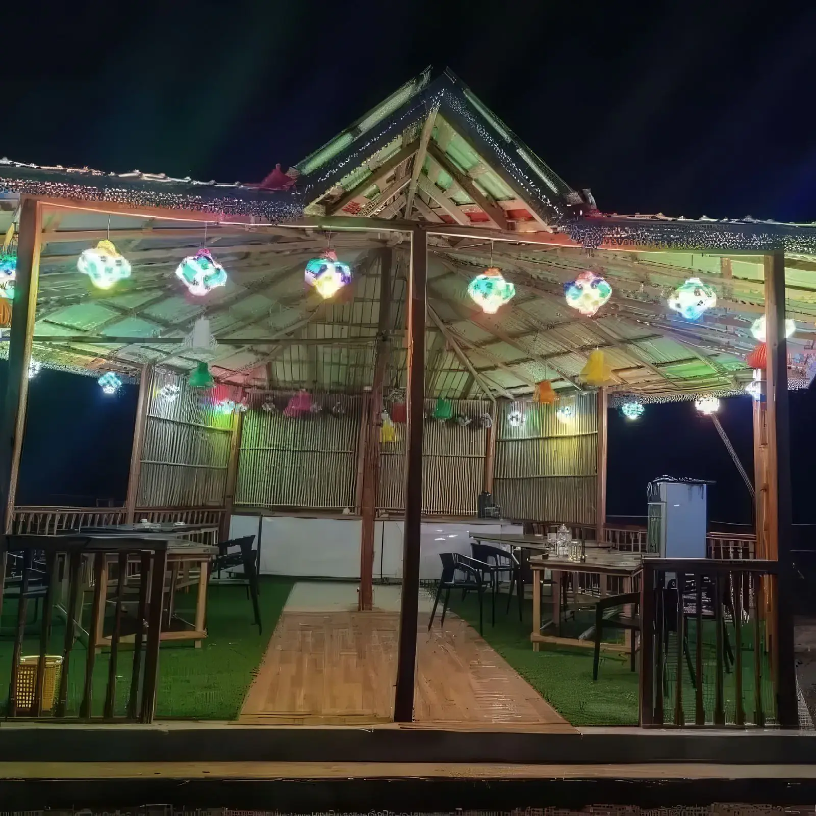 রাতে রঙিন লণ্ঠনে সাজানো আমাদের খোলা রেস্তোরাঁ