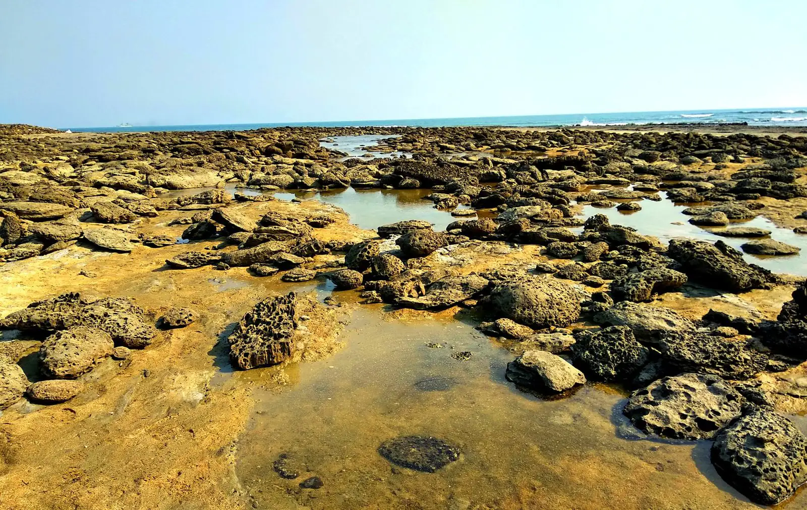 ভাটার সময় ছেঁড়াদ্বীপে ধারালো প্রবাল পাথর আর অগভীর পানি