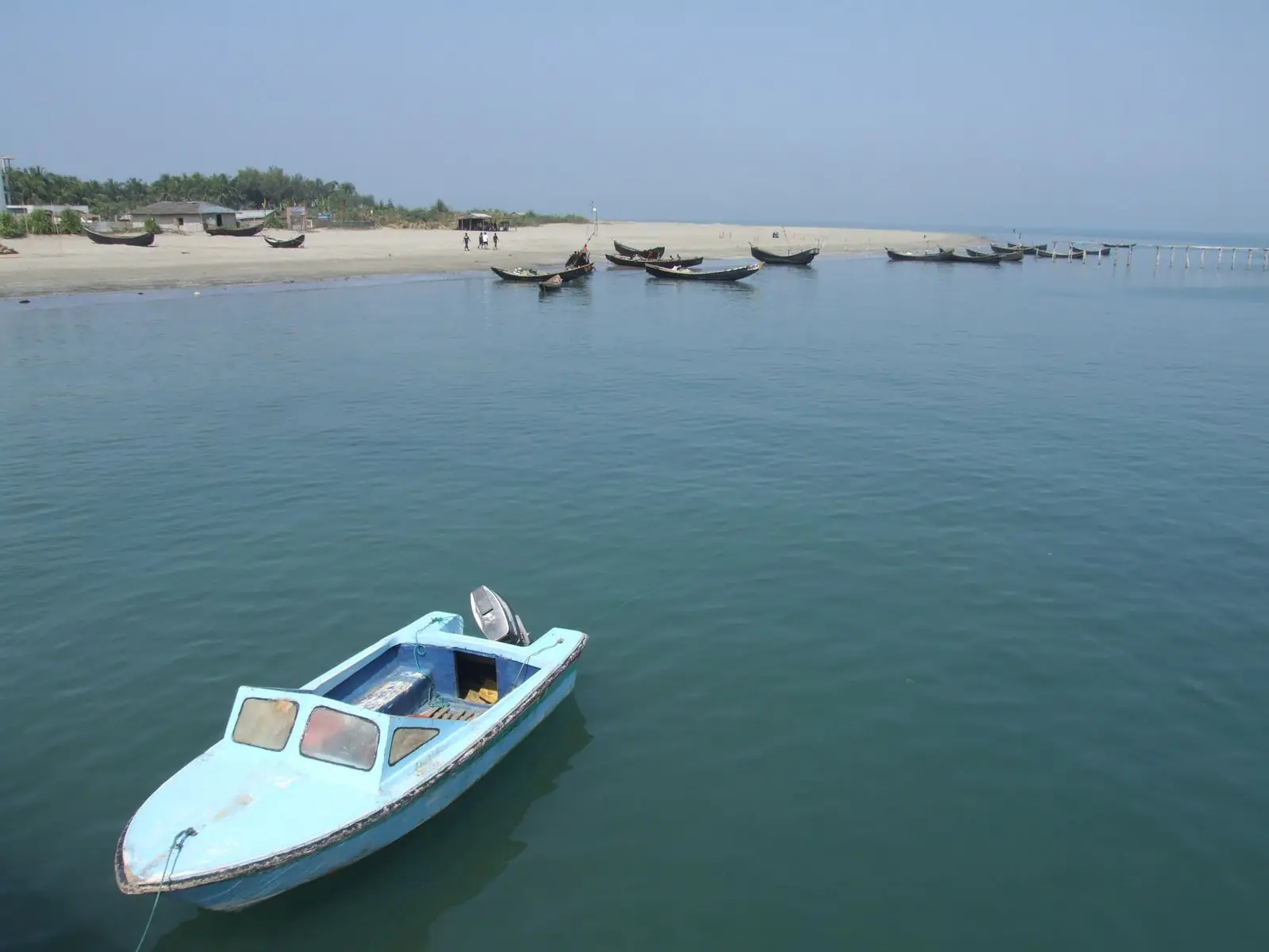 সেন্টমার্টিনের সৈকতের কাছে ছোট স্পিডবোট আর কাঠের নৌকা