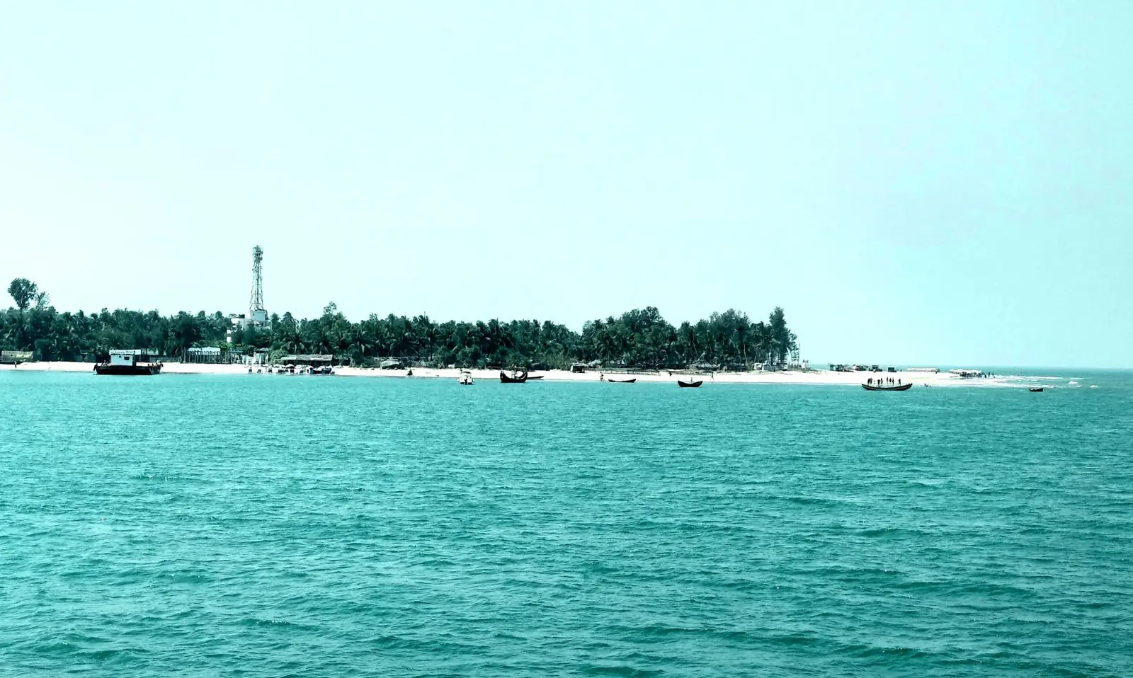 আসতে থাকা জাহাজ থেকে দেখা সেন্টমার্টিন দ্বীপ